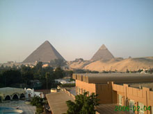 Le Piramidi di Giza viste dal Cairo